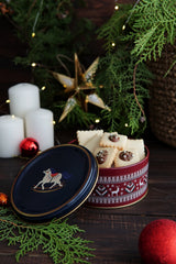 3'lü Yılbaşı Seti'ne ait yuvarlak kutu, kurabiyelerle dolu, kapak açık