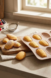 12 Gözlü Silikon Deniz Kabuğu Kek Kalıbı – Mini Kabuk Desenli, Yapışmaz Fırın Kalıbı 24,5 x 24,5 cm