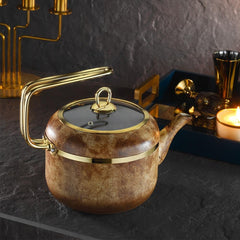 Brioni Royal Stone granit çaydanlık, kaplangözü ve altın detaylarla tasarlandı.