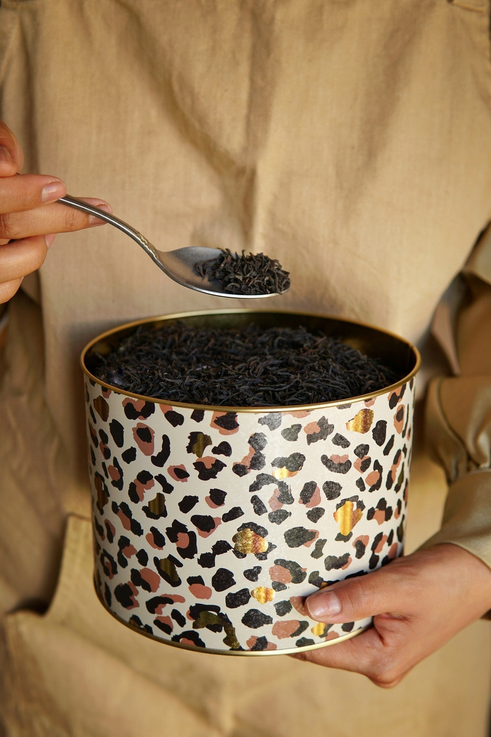 Evle yuvarlak kutu, topuz kulplu, 2,9 lt, leopar desenli, çay dolu