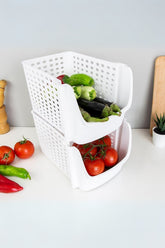 İstiflenebilir düzenleyici geniş sepet, sebzeler ve domateslerle dolu.