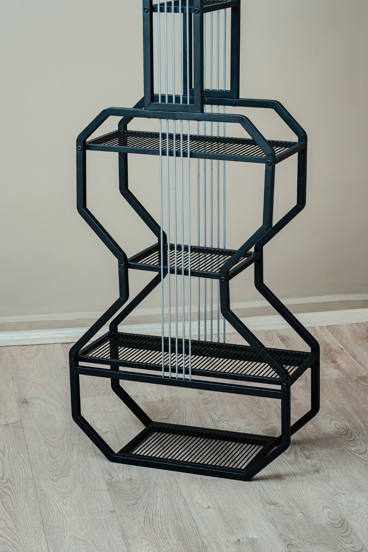 Evle Gitar Tasarımlı Metal Kitaplık, 5 Raflı Dekoratif Raf Ünitesi, Müzik Temalı Salon Standı