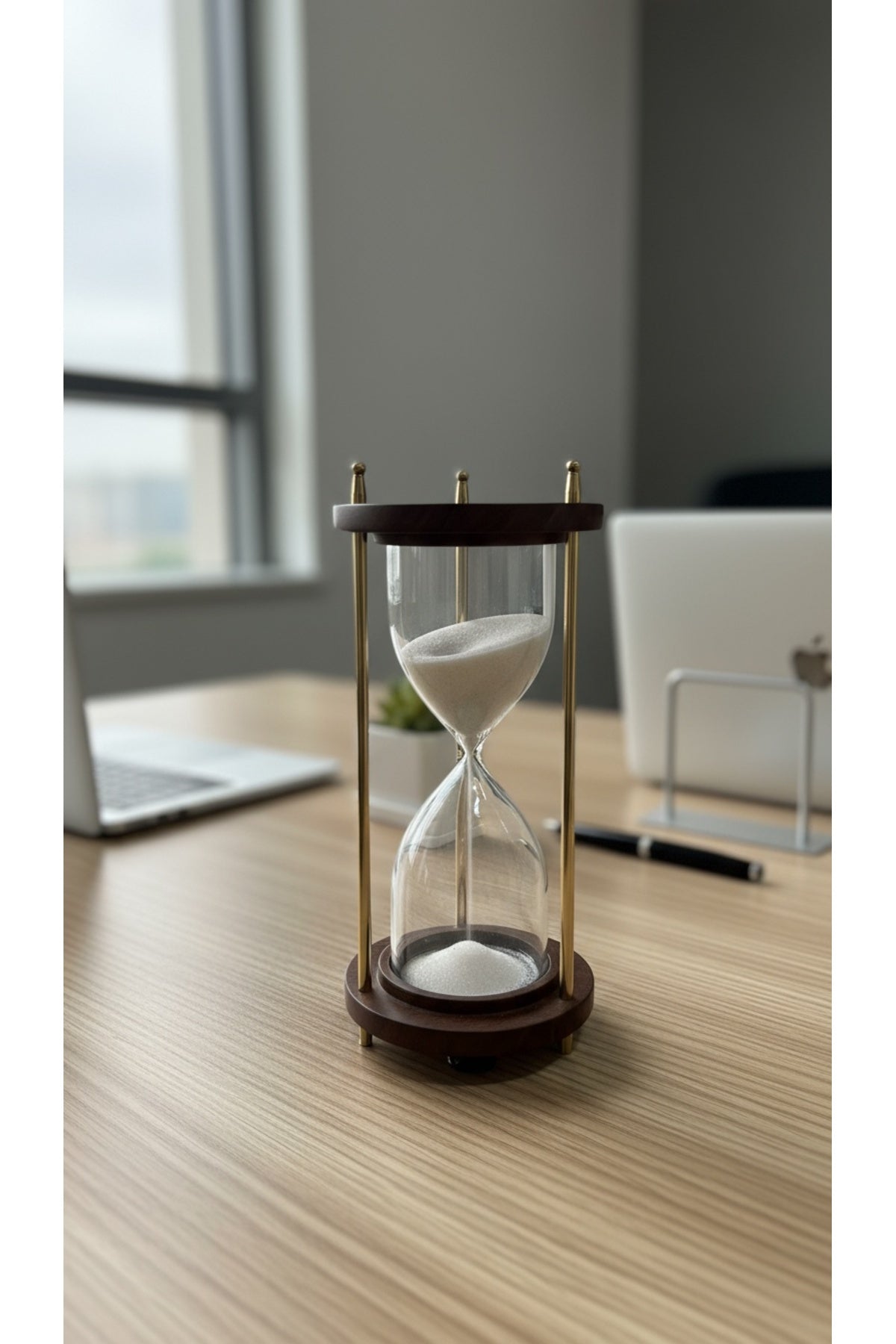 Evle Ahşap Kaideli Dekoratif Kum Saati 14 cm Beyaz Kumlu Altın Rengi Metal Lüks Vintage Ofis Hediyelik