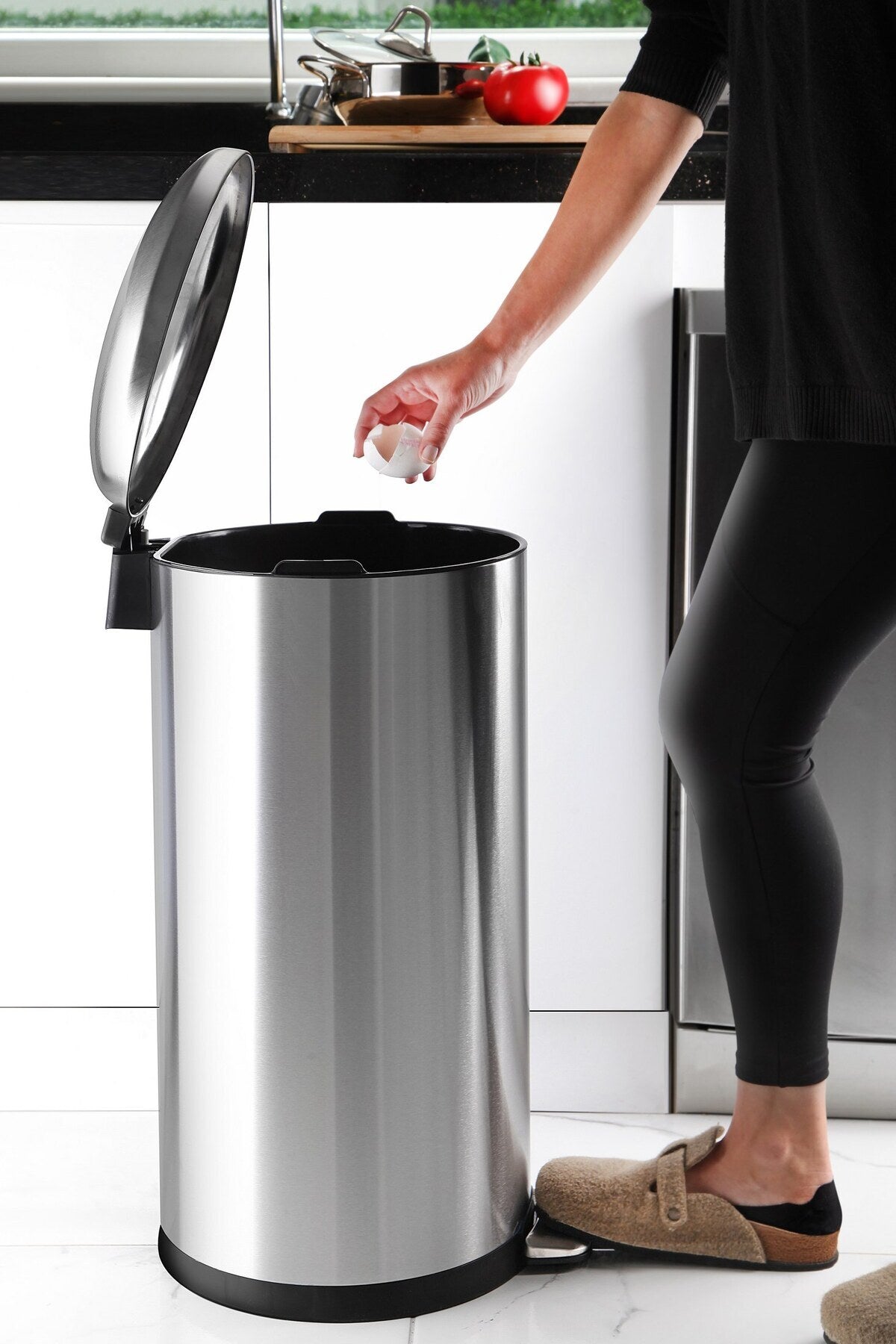 Primanova Bombe Kapaklı Yumuşak Kapanan Çelik Çöp Kovası 40 LT - Inox
