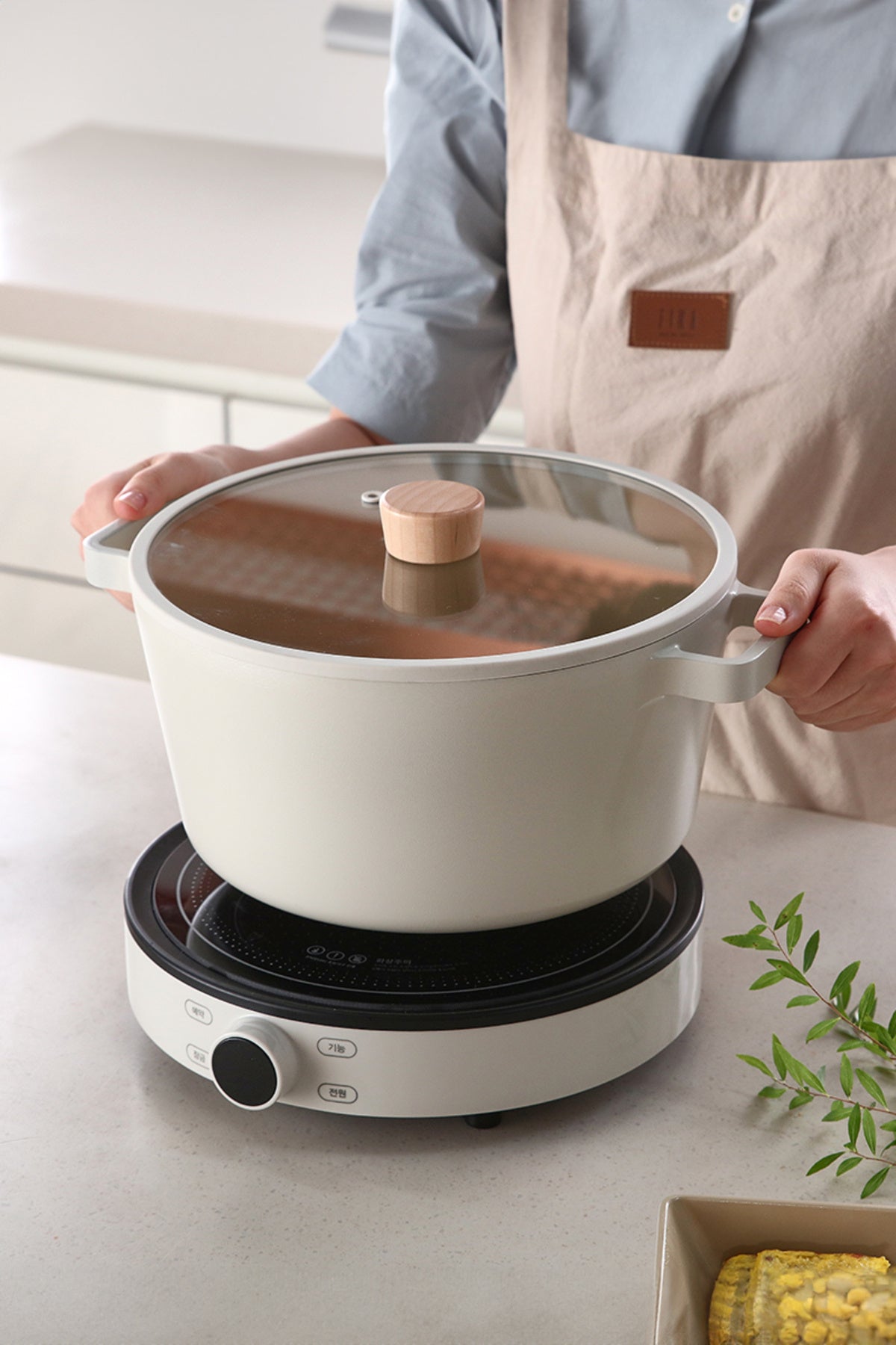 Neoflam D-NEOF226D Fika Cam Kapaklı Alüminyum Döküm Derin Tencere 26Cm Bej