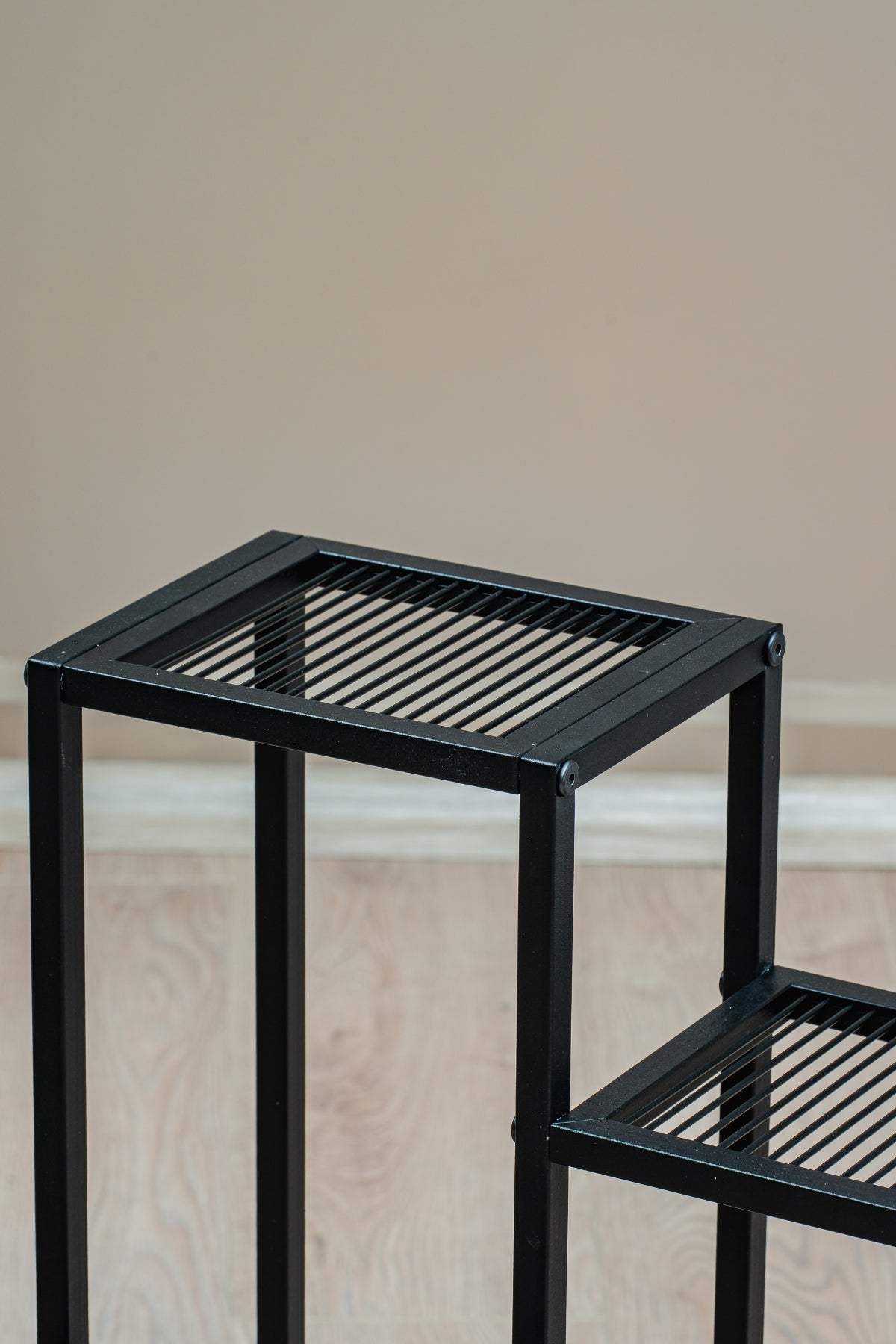 Evle 4 Katlı Kademeli Metal Çiçeklik, Modern Saksılık, Balkon ve Salon için Dekoratif Saksı Standı