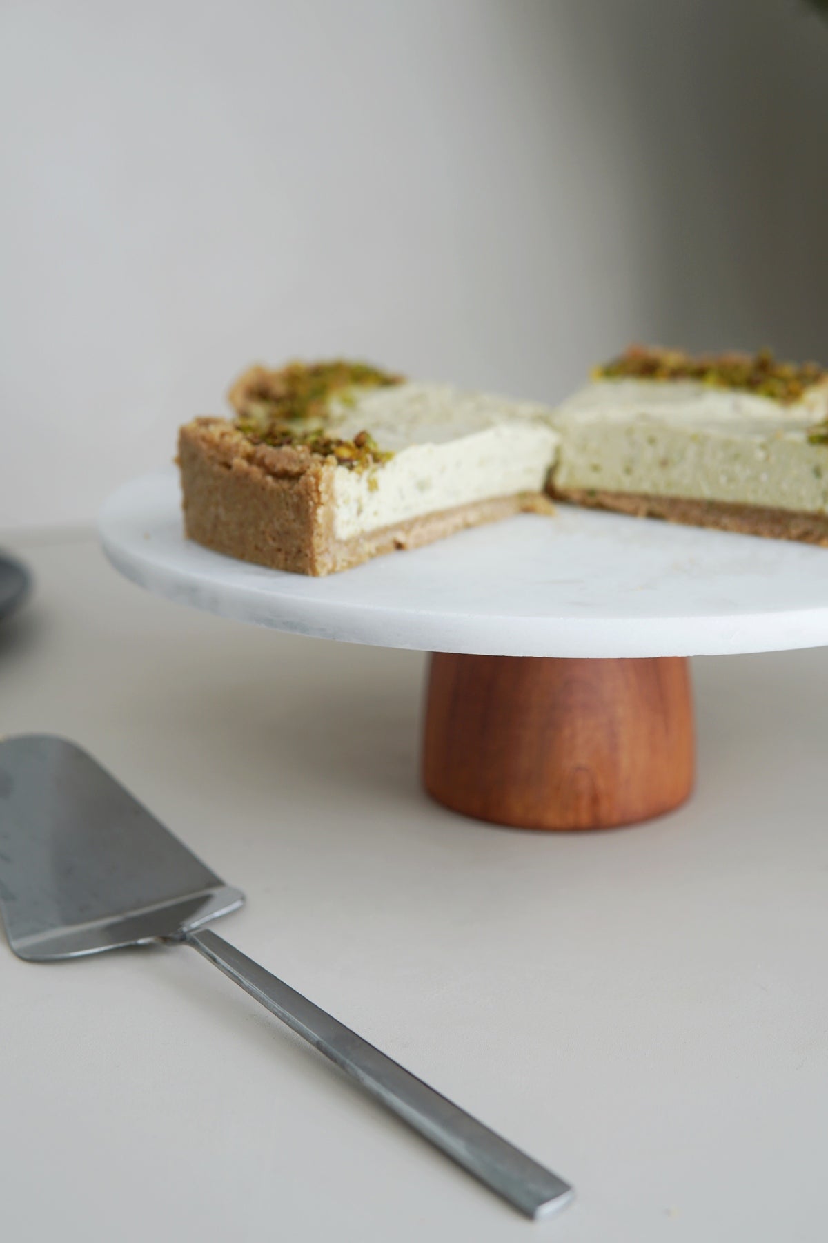 Evle Kek Standı Ahşap Ayaklı, Beyaz Mermer, 25 cm