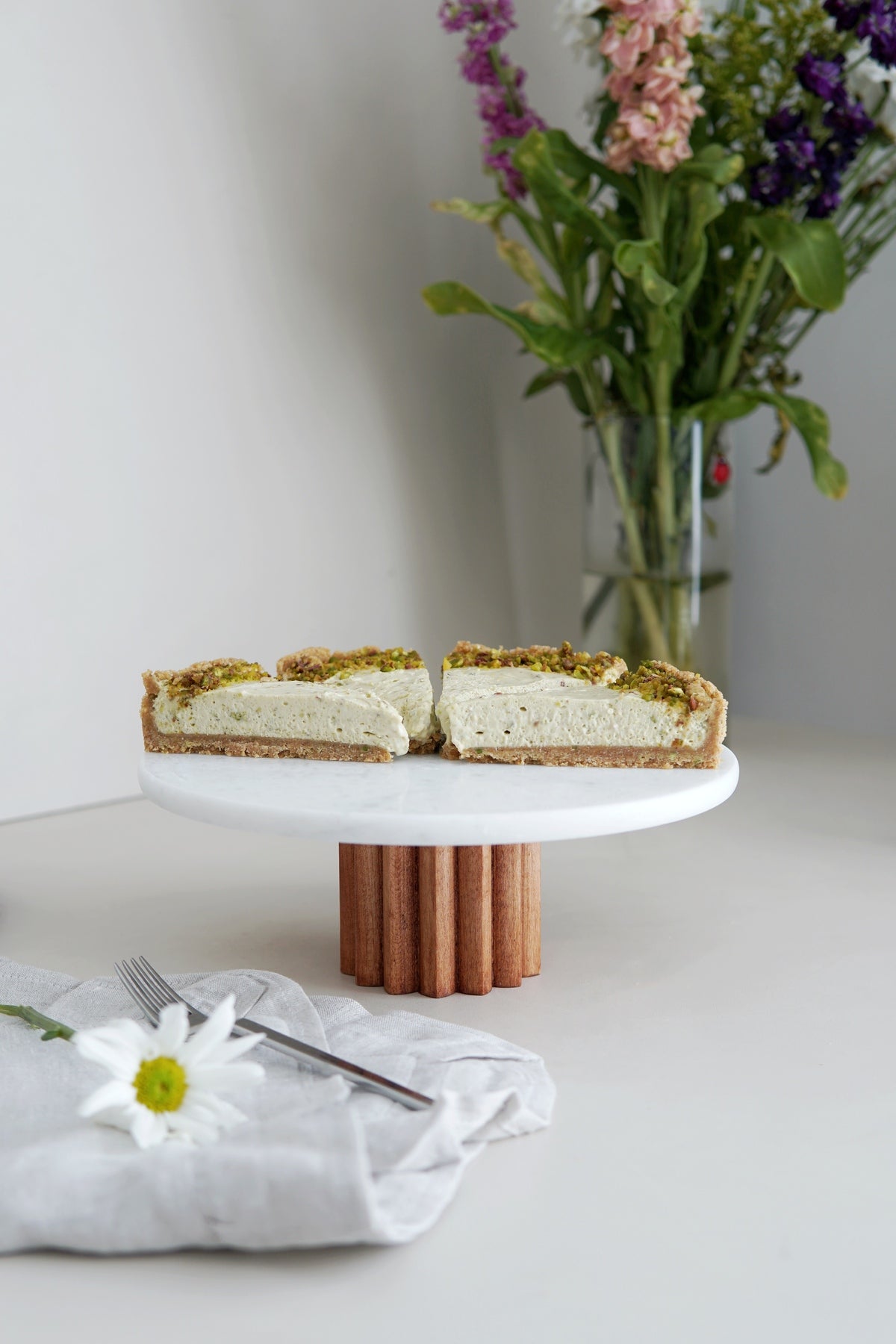 Evle Fanuslu Kek Standı Ruffles Ayak, Beyaz Mermer, 25 cm