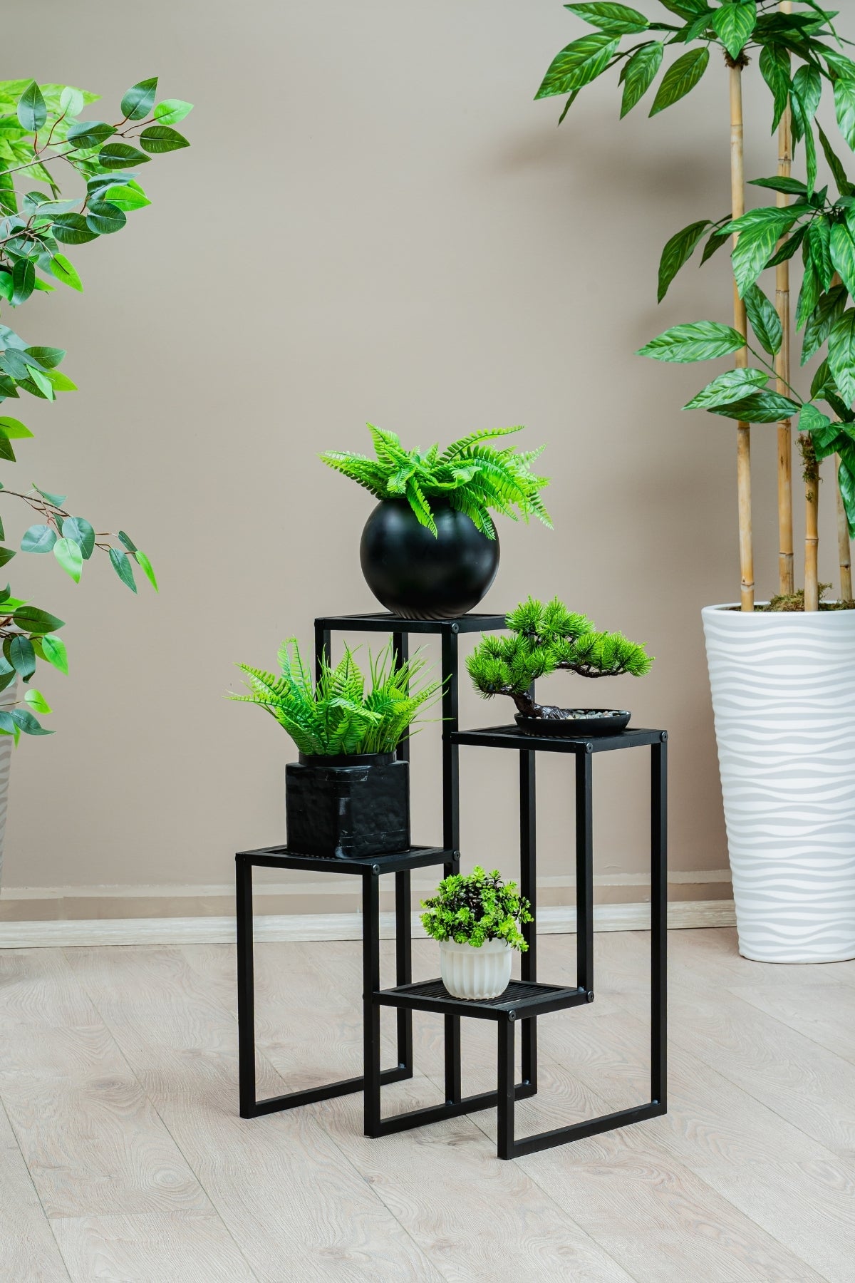 4 Katlı Kademeli Metal Çiçeklik, Modern Saksılık, Balkon ve Salon için Dekoratif Saksı Standı