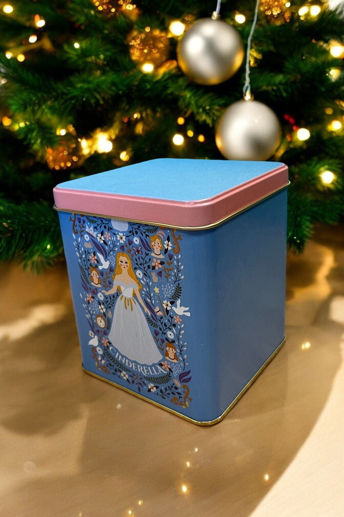 Er024-u9 Tales Cinderella Desenli Kare Metal Saklama Kabı 12x12 Cm