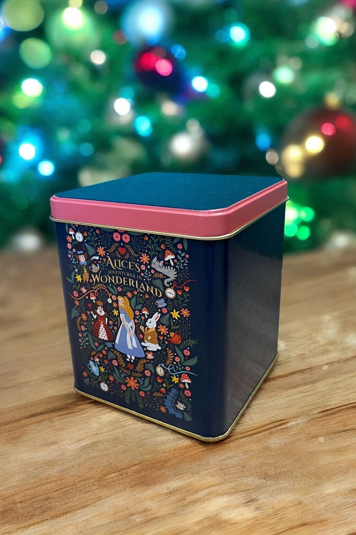 Er024-9a Tales Alices Desenli Kare Metal Saklama Kabı 12x12 Cm