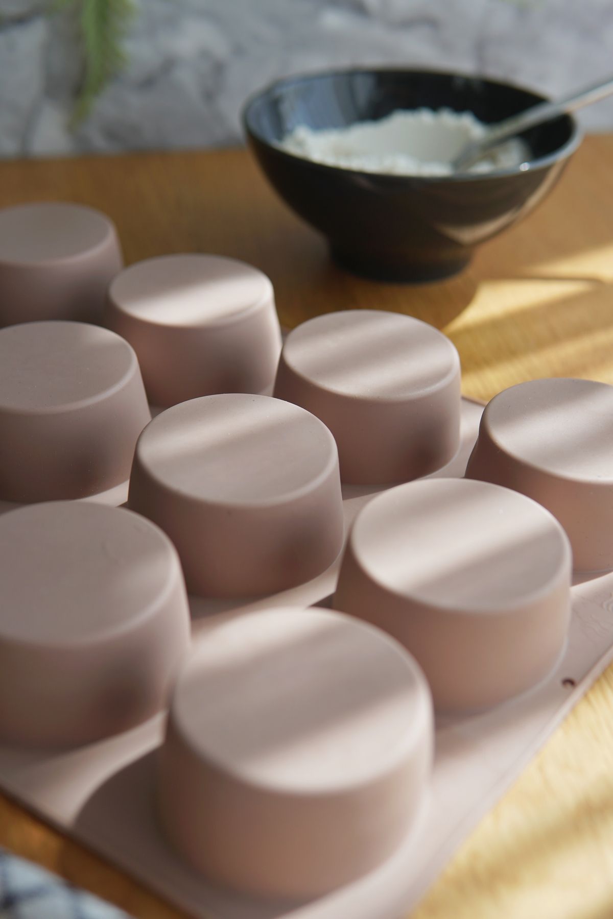 12'Li Silikon Muffin Kek Kalıbı, Platinum Silikon, Açık Kahverengi