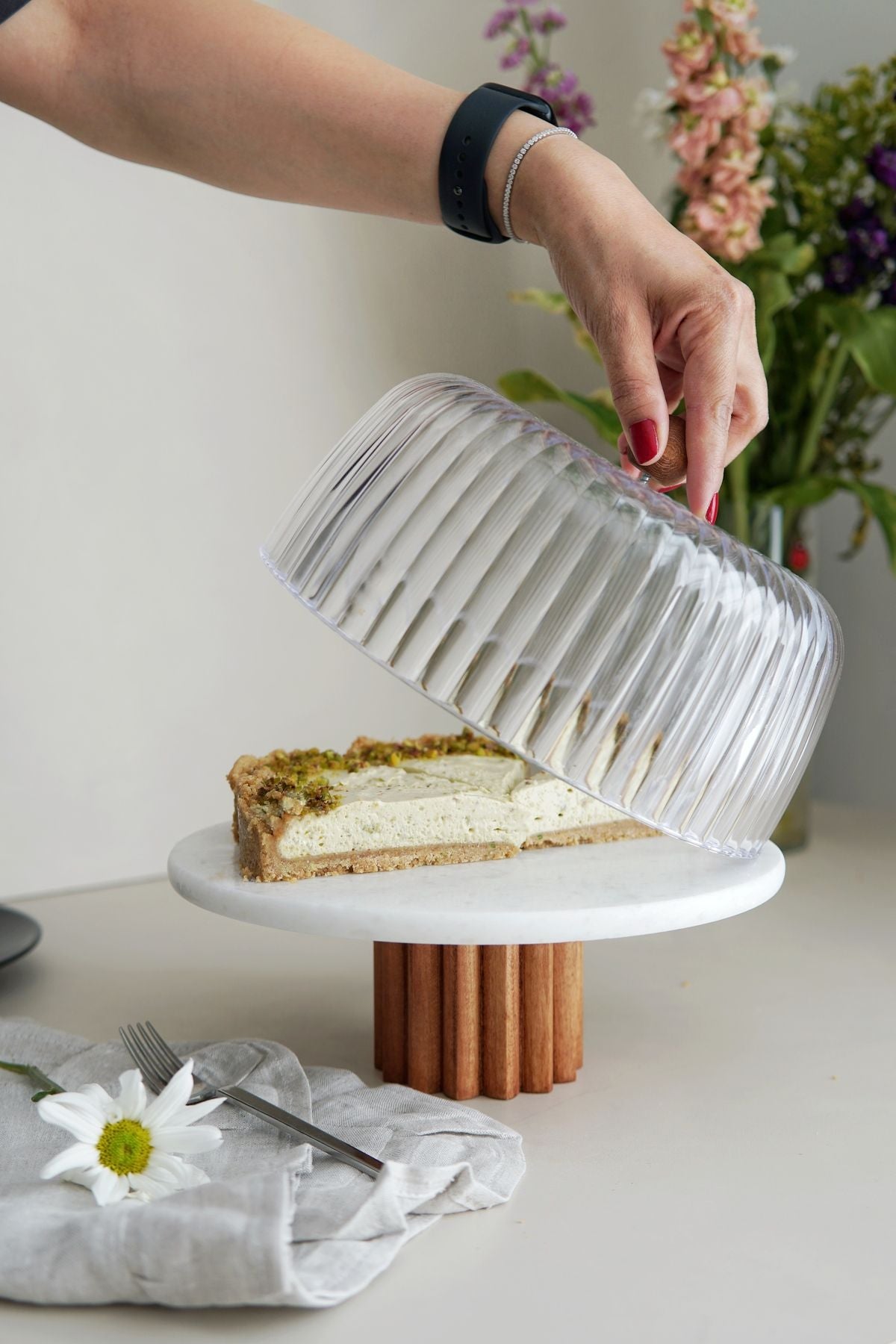 Fanuslu Kek Standı Ruffles Ayak, Beyaz Mermer, 25 cm