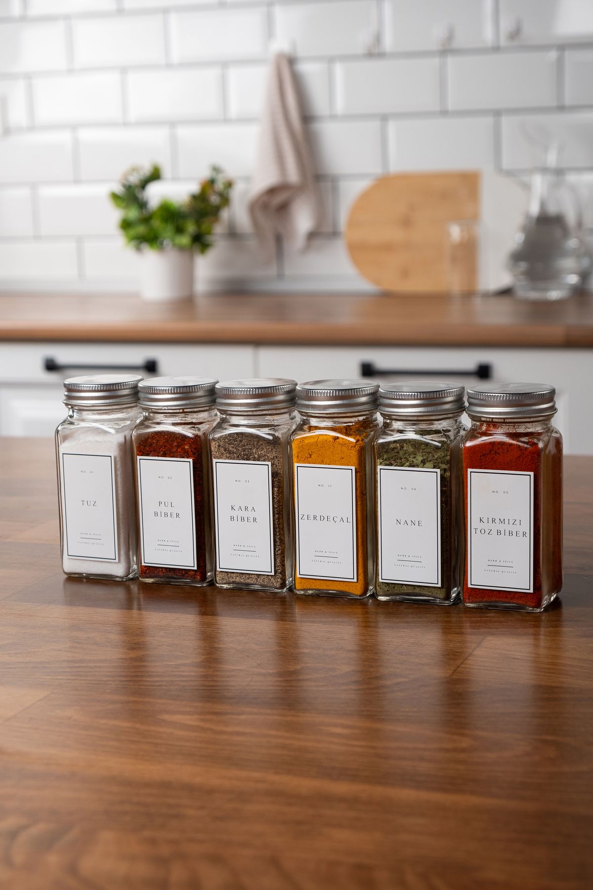 6'lı Cam Baharatlık Seti Gümüş Kapak Ve Beyaz Etiketli Baharatlık
