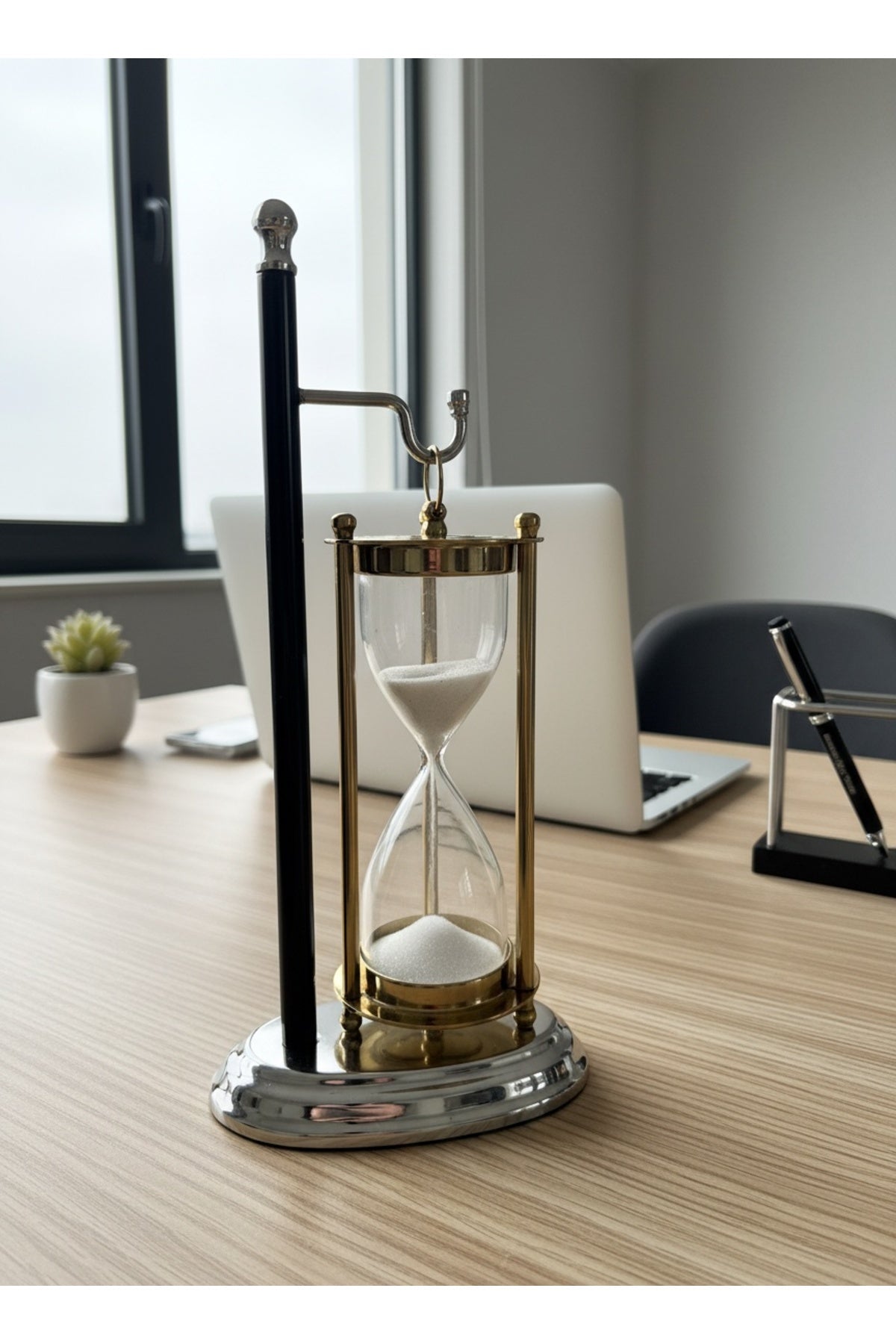 Evle Siyah Standlı Askılı Kum Saati 28 cm Altın Gümüş Detaylı Beyaz Kumlu Dekoratif Lüks Ofis Hediyelik