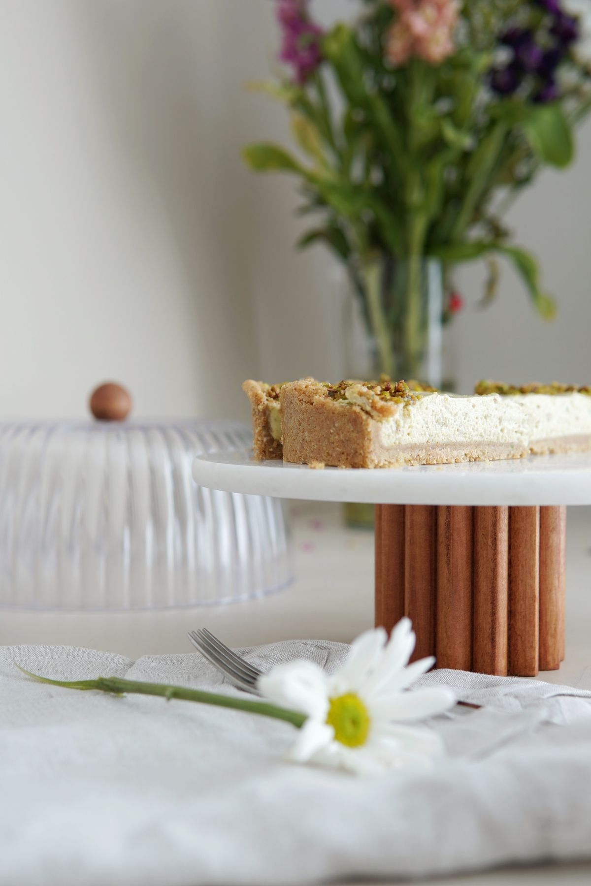 Fanuslu Kek Standı Ruffles Ayak, Beyaz Mermer, 25 cm