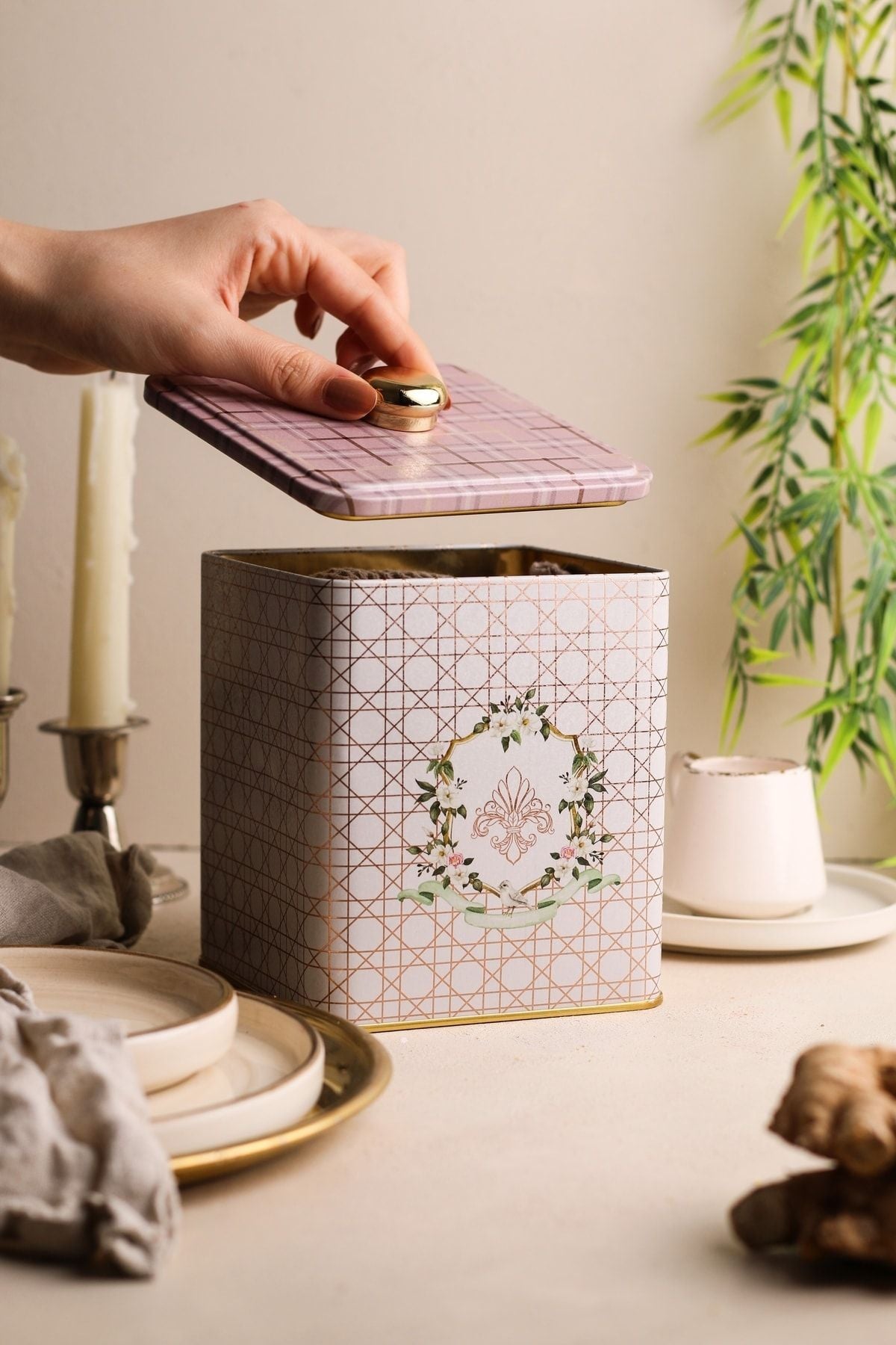 Er023-u7 Rosy Desenli Kare Metal Saklama Kabı 12x12 Cm