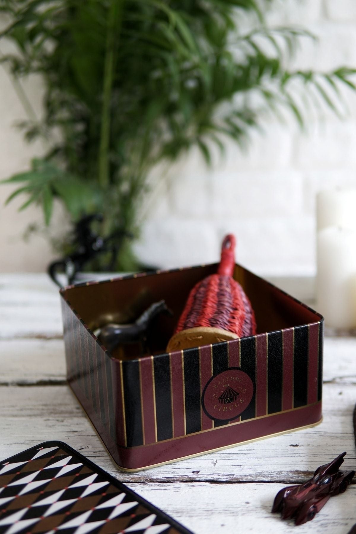 Er028-9e Circus Black Desenli Kare Metal Saklama Kabı 20x20 Cm