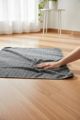 Evle mikrofiber yüzey temizlik bezi, gri renk, 50x70 cm boyutunda, el ile tutulmuş.