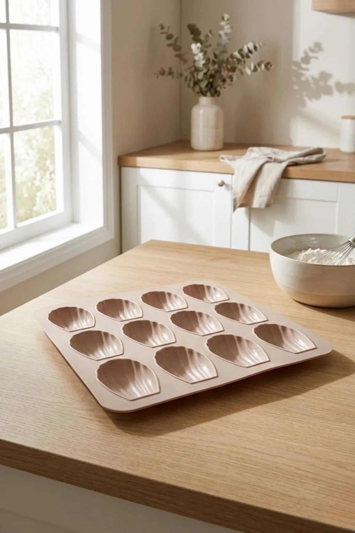 12 Gözlü Silikon Deniz Kabuğu Kek Kalıbı – Mini Kabuk Desenli, Yapışmaz Fırın Kalıbı 24,5 x 24,5 cm