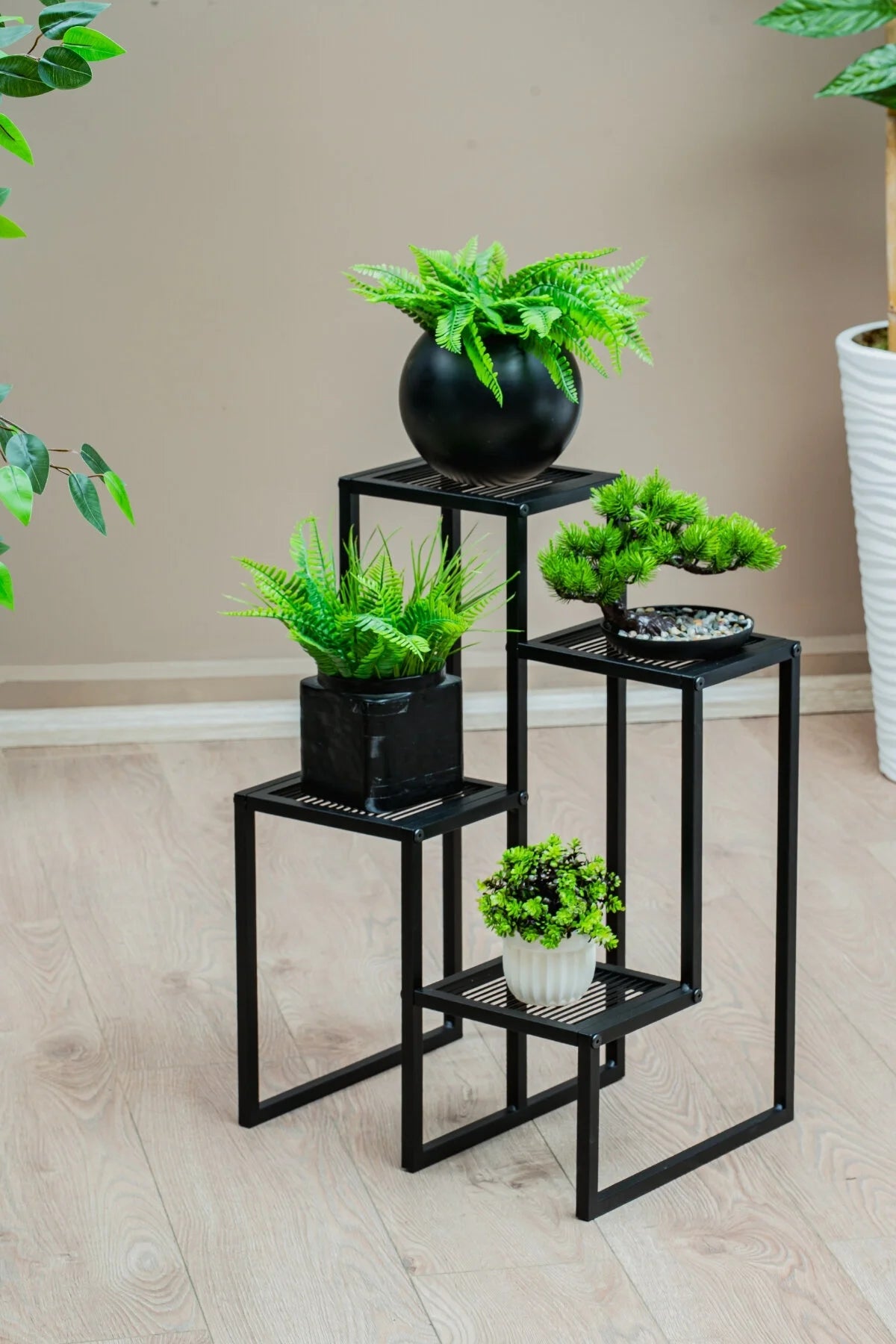 4 Katlı Kademeli Metal Çiçeklik, Modern Saksılık, Balkon ve Salon için Dekoratif Saksı Standı