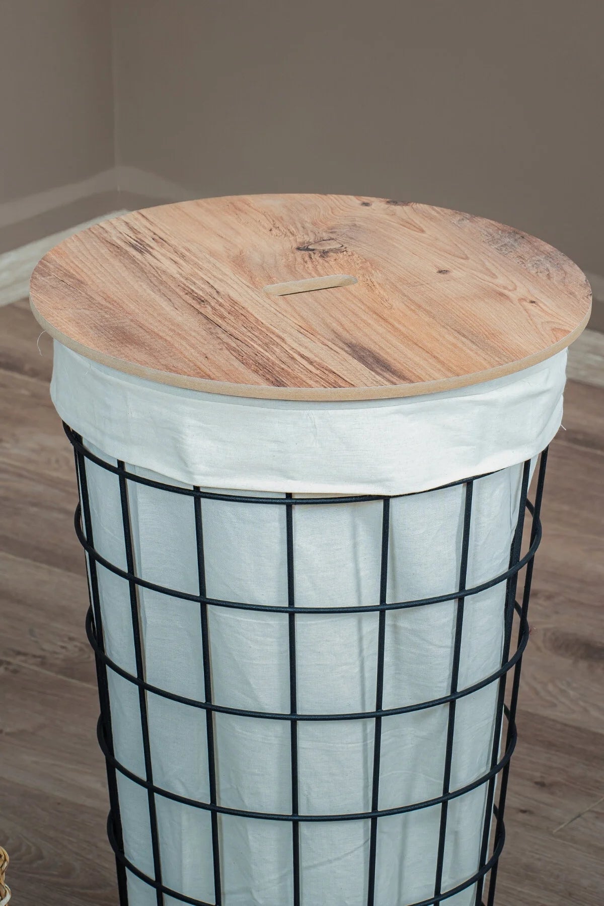 Dekoratif Yuvarlak Çamaşır Sepeti Metal Gövdeli Bez Torbalı Kirli Sepeti