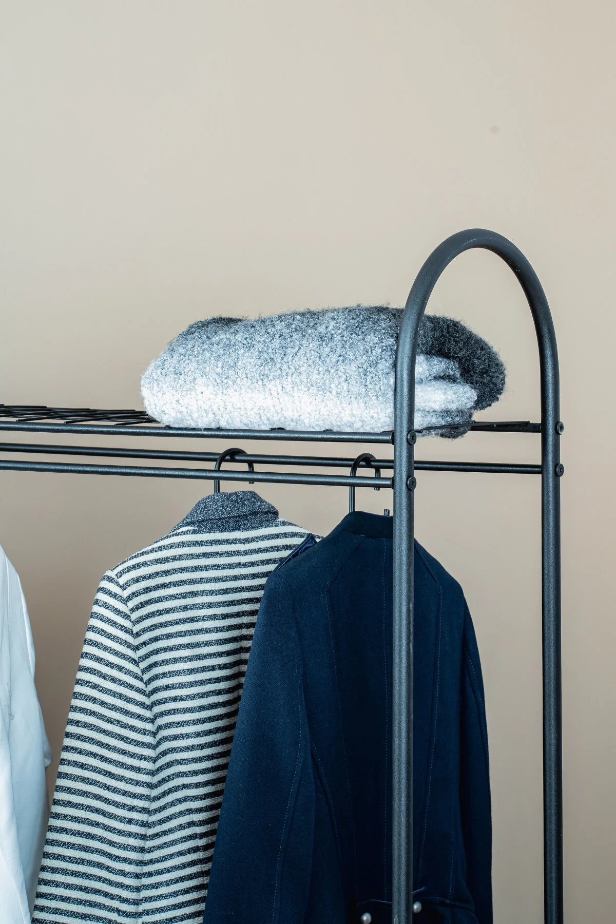 Metal Ayaklı Askılık, 4 Raflı Elbise Askılığı, Yatak Odası Antre için Modern Açık Gardırop