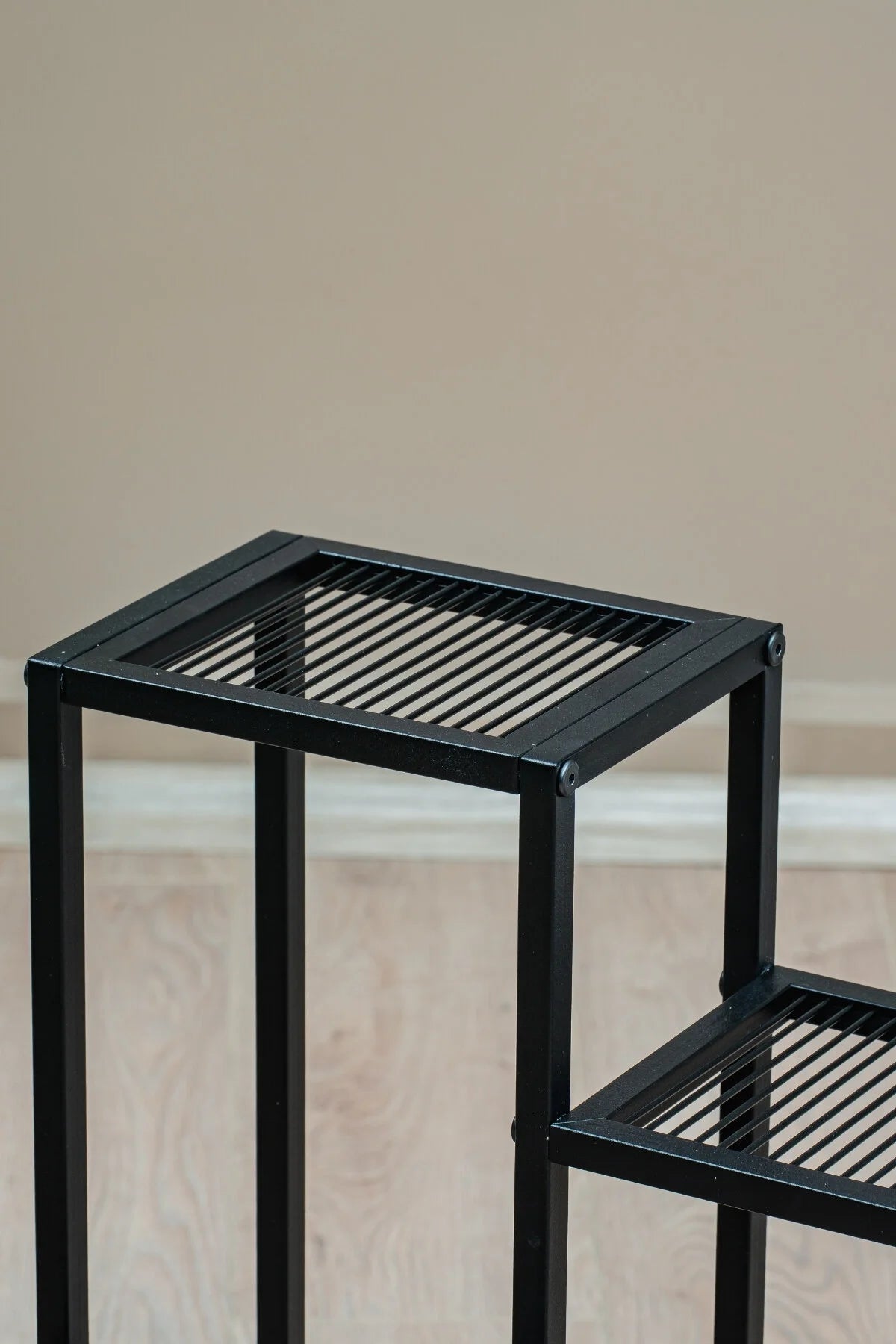 4 Katlı Kademeli Metal Çiçeklik, Modern Saksılık, Balkon ve Salon için Dekoratif Saksı Standı