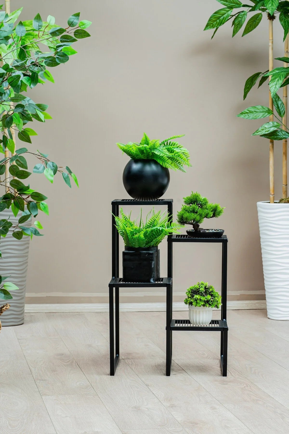 4 Katlı Kademeli Metal Çiçeklik, Modern Saksılık, Balkon ve Salon için Dekoratif Saksı Standı