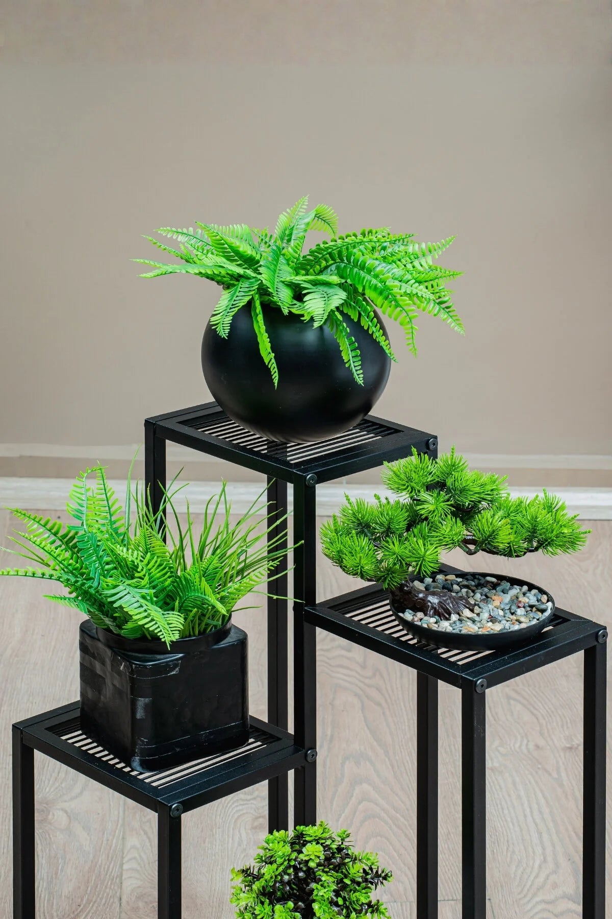 4 Katlı Kademeli Metal Çiçeklik, Modern Saksılık, Balkon ve Salon için Dekoratif Saksı Standı