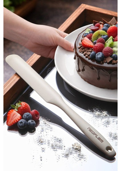 Neoflam bej silikon ince pasta spatulası, kek dekorasyonu için kullanılıyor.